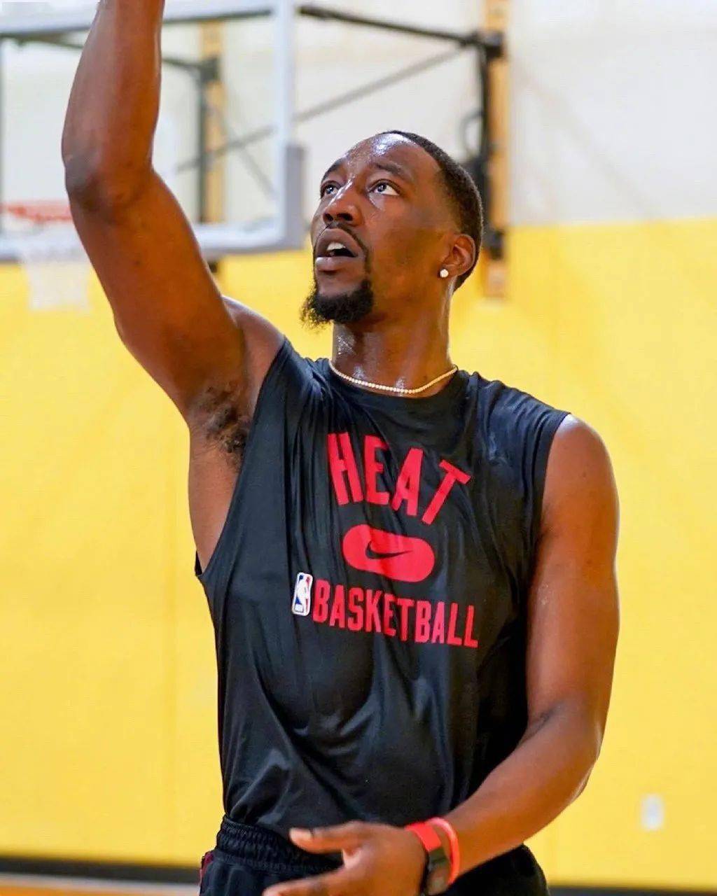 爱游戏首页包含从穆古鲁扎在热火比赛中失利到迈阿密热火围绕CBA常规赛门线救险，转会期上海海港豪取连胜的词条